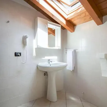 Lakeside Attic Apartment *